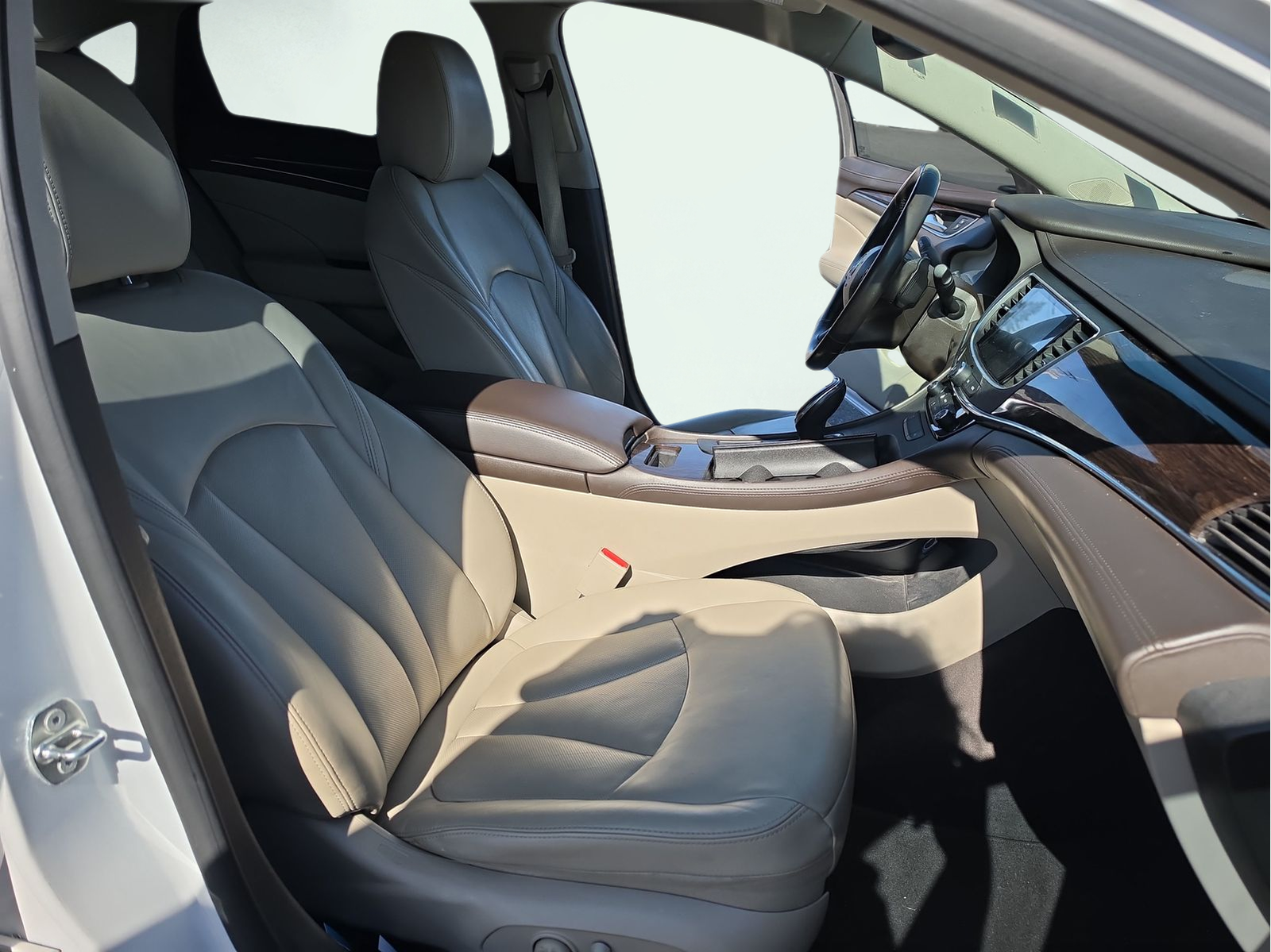 Used 2017 White Buick Essence image 19