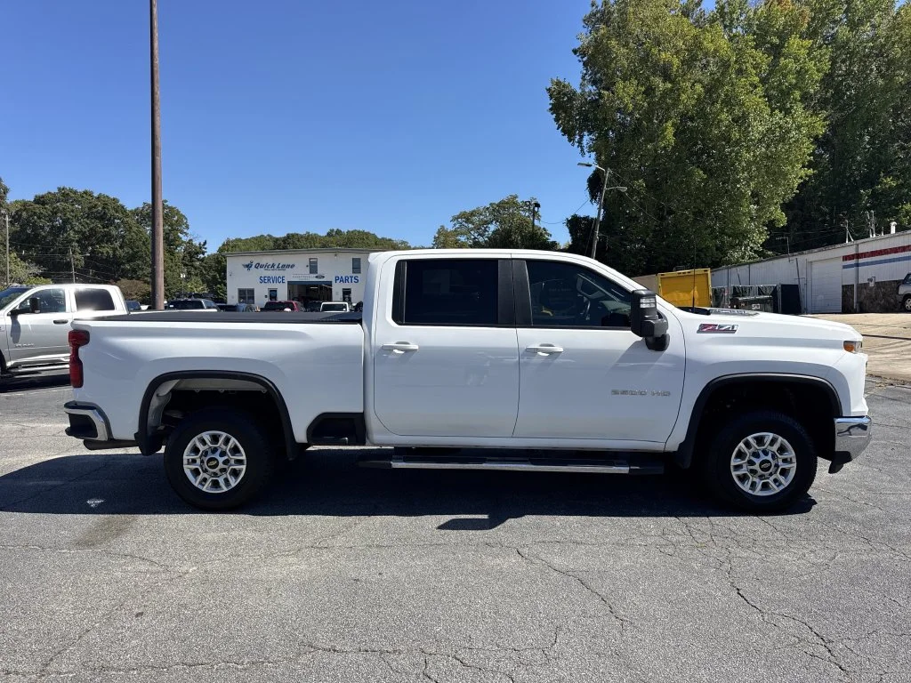Used 2025 White Chevrolet LT image 8