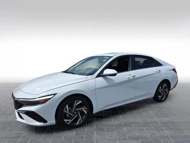 Used 2025 White Hyundai SEL Convenience image 3