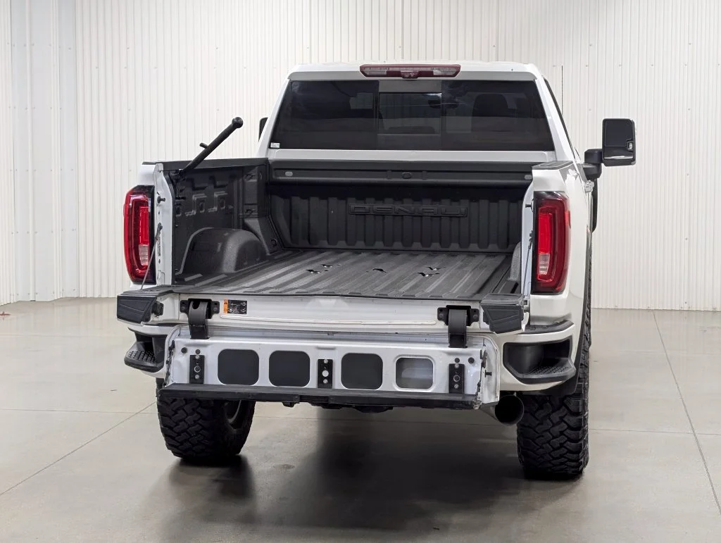 Used 2022 White Frost Tricoat GMC Denali image 25