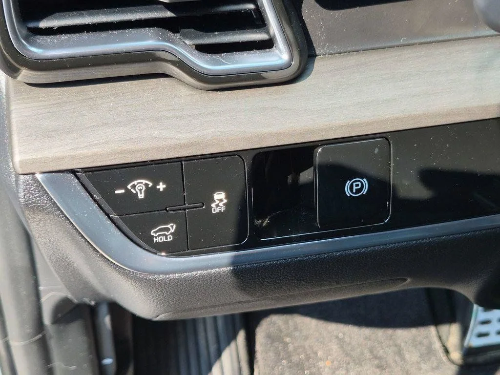 Used 2023 White Kia X-Pro Prestige image 16
