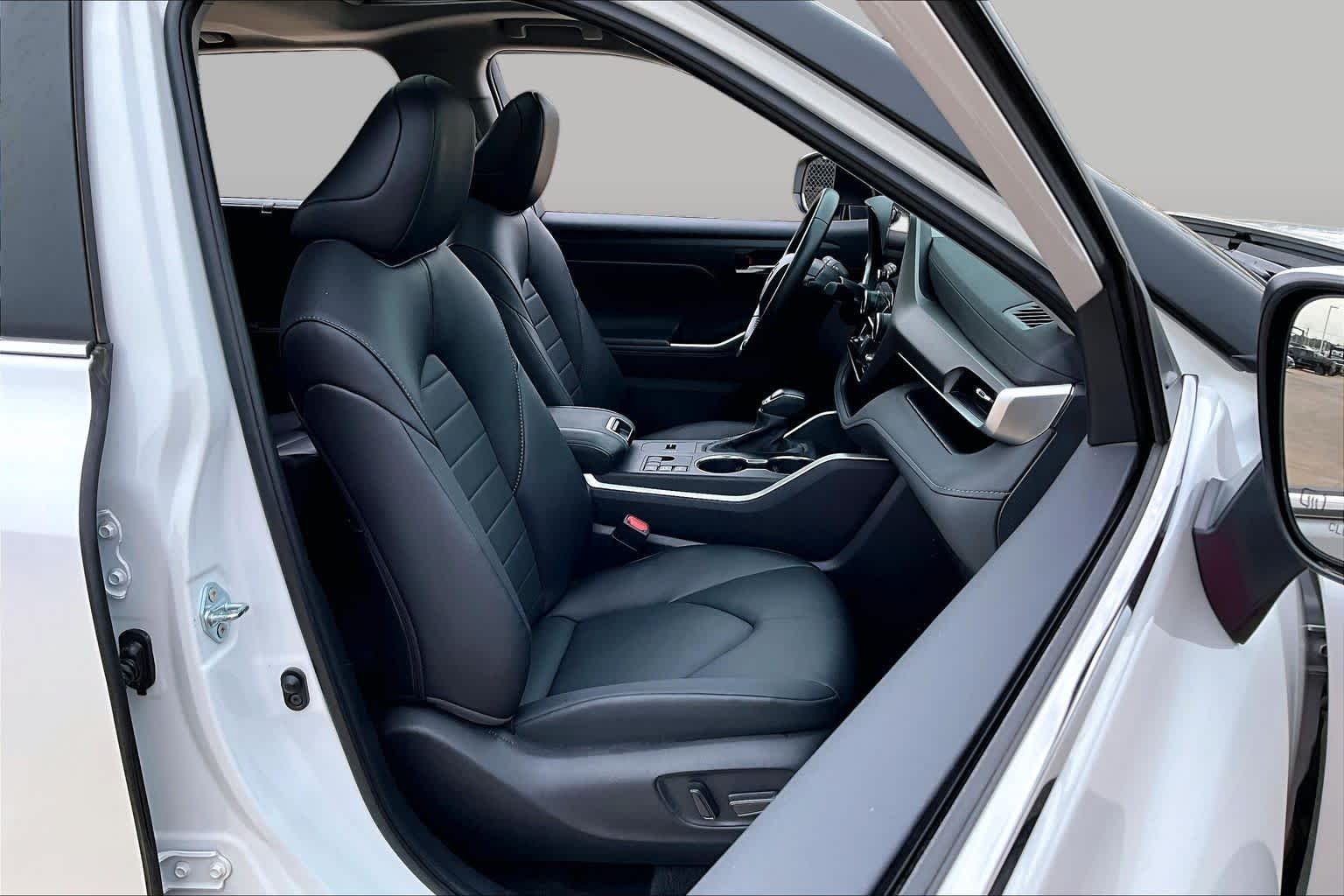 Used 2025 Wind Chill Pearl Toyota Hybrid XLE image 9