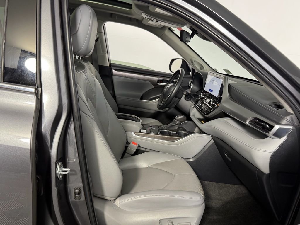 Used 2024 Magnetic Gray Metallic Toyota Platinum image 30
