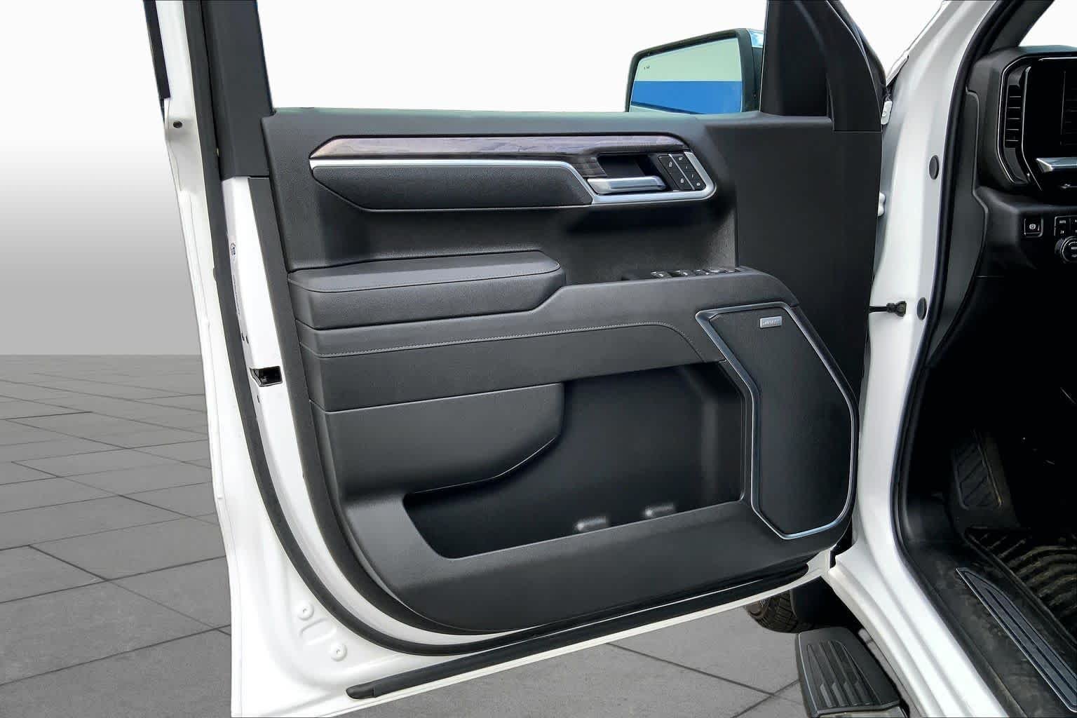 Used 2026 Summit White Chevrolet LTZ image 22