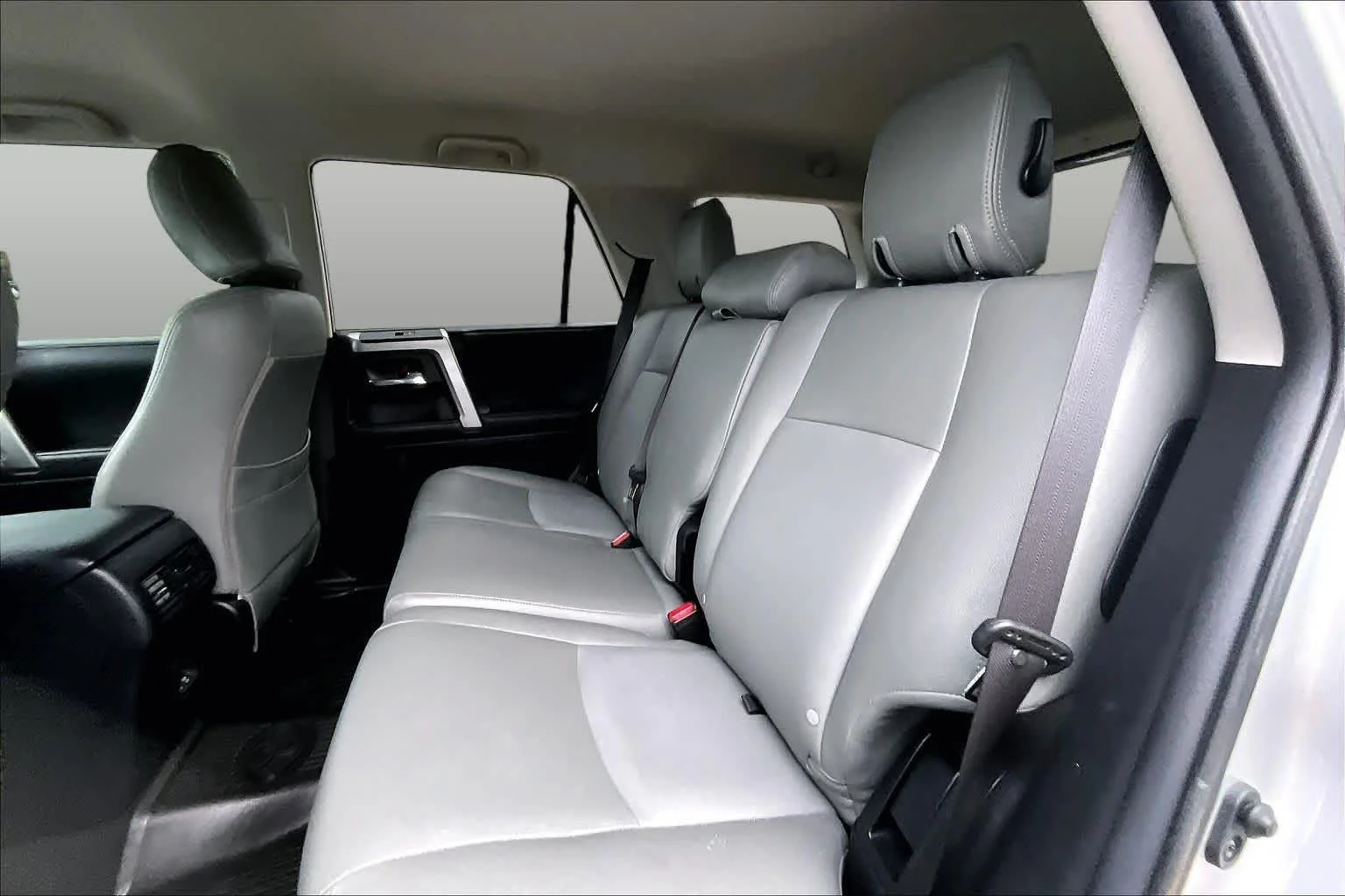 Used 2022 Classic Silver Metallic Toyota SR5 image 21