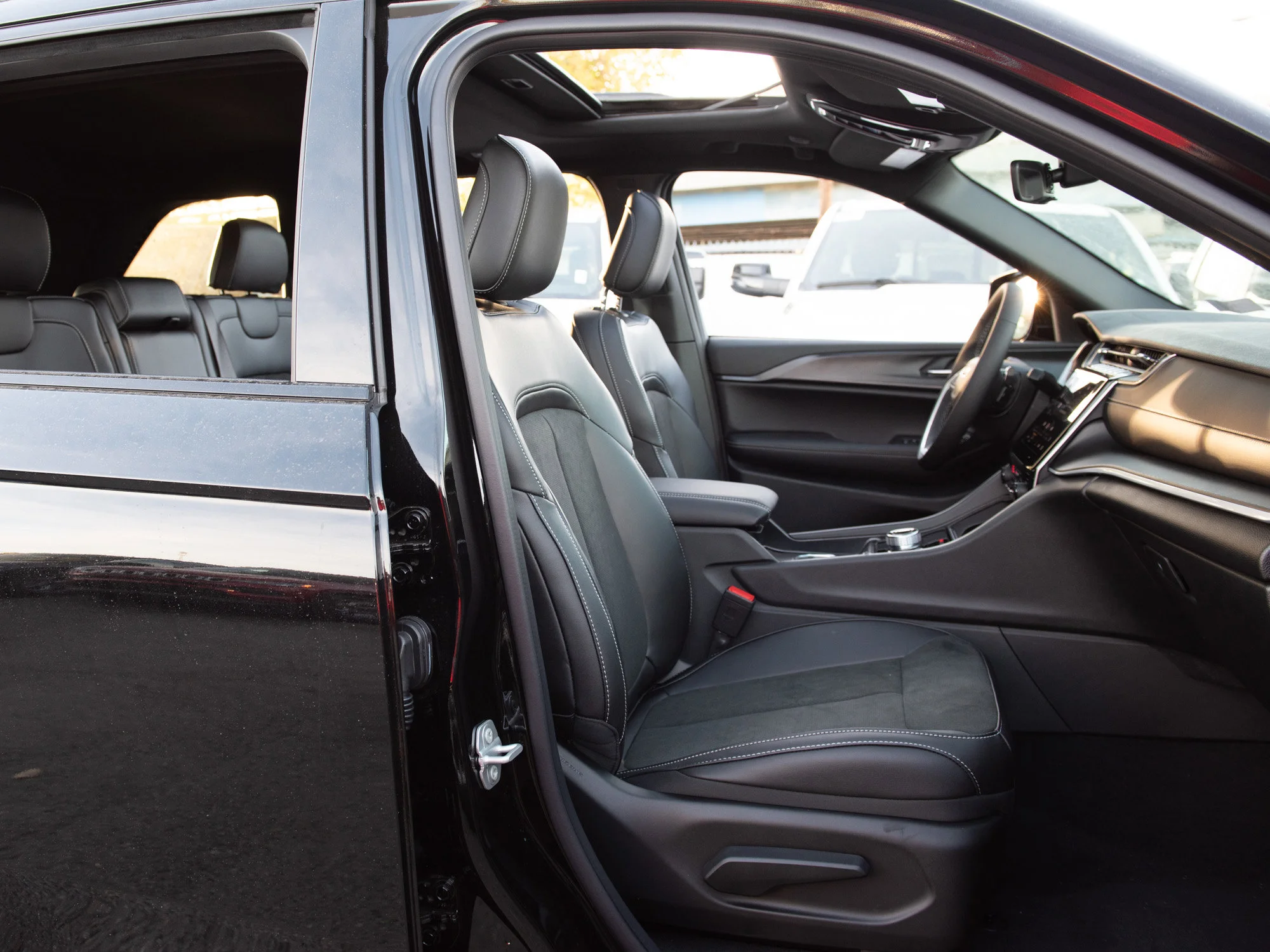 New 2025 Black Jeep Altitude* 4x4, Sunroof, Heated Leather, Remote Start, Wireless Charging Pad image 25