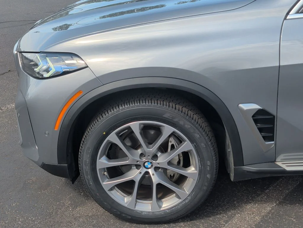 Used 2026 Gray BMW xDrive40i image 8