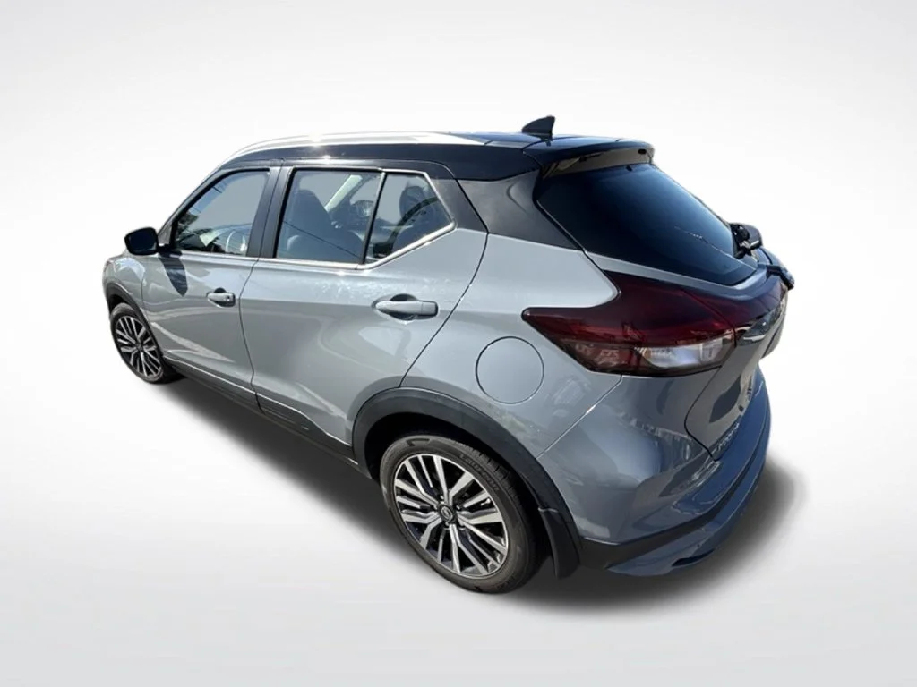 Used 2021 Gray Nissan SV image 3