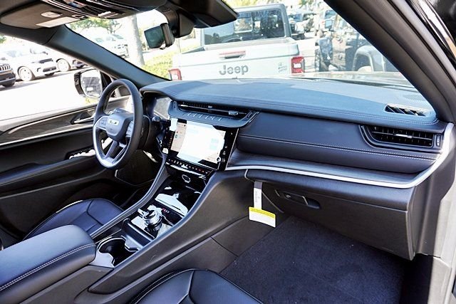 New 2026 Diamond Black Crystal Pearl-Coat Exterior Paint Jeep Limited image 11