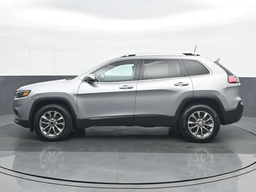 Used 2019 Silver Jeep Latitude Plus image 3