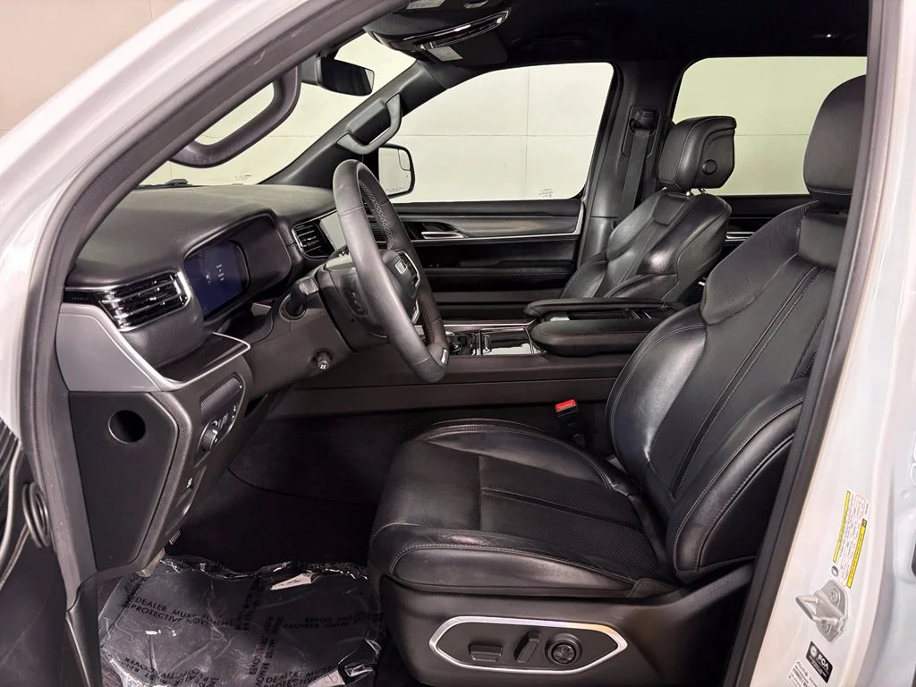 Used 2023 White Jeep Base image 18