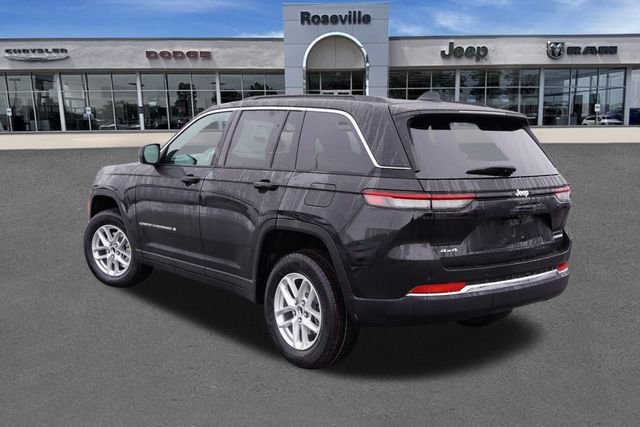 New 2025 Diamond Black Crystal Pearl-Coat Exterior Paint Jeep Laredo X image 5
