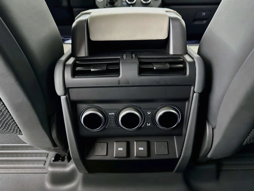 Used 2024 Black Land Rover X-Dynamic SE image 26