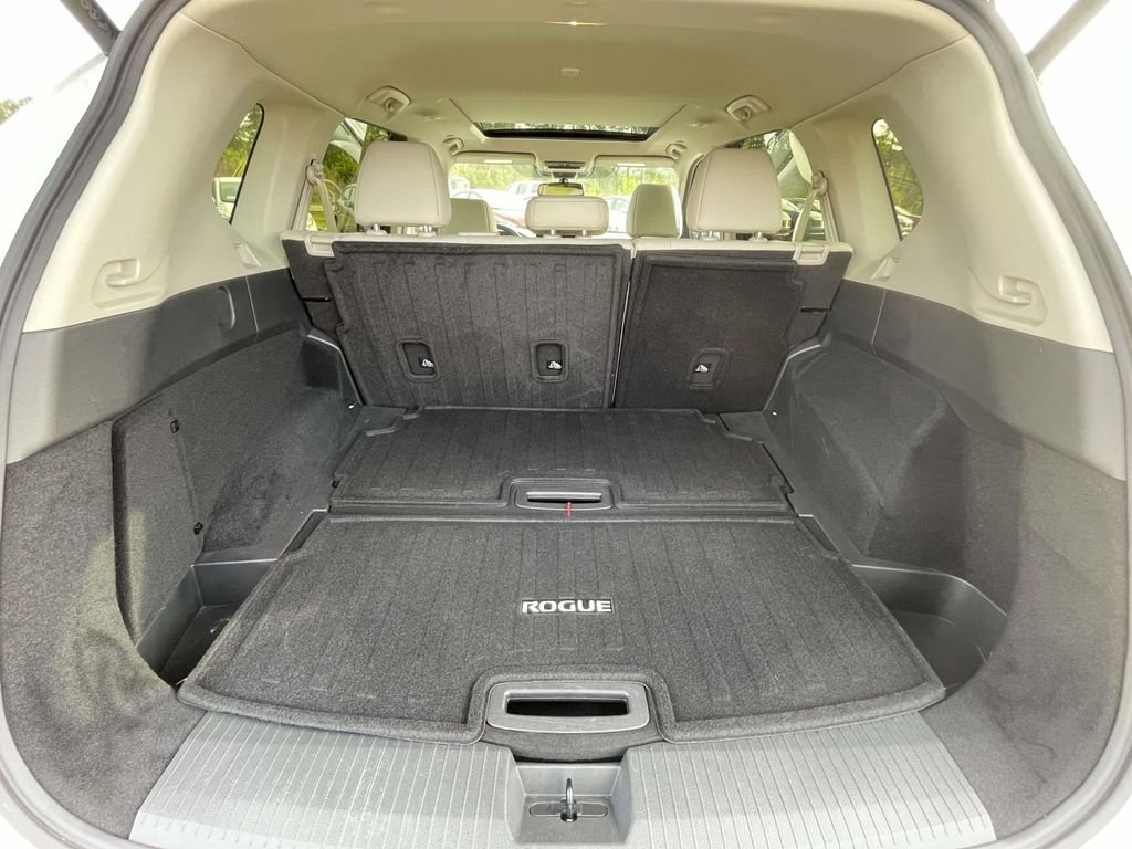 Used 2024 White Nissan SL image 9
