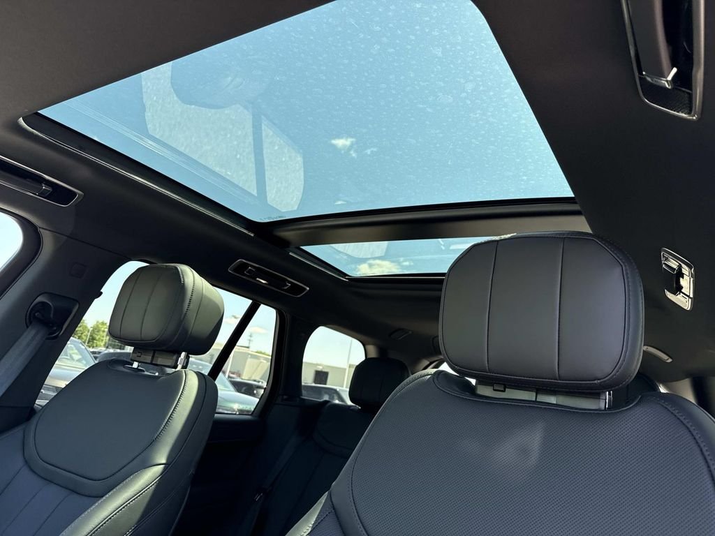 New 2026 Carpathian Grey Land Rover SE image 23