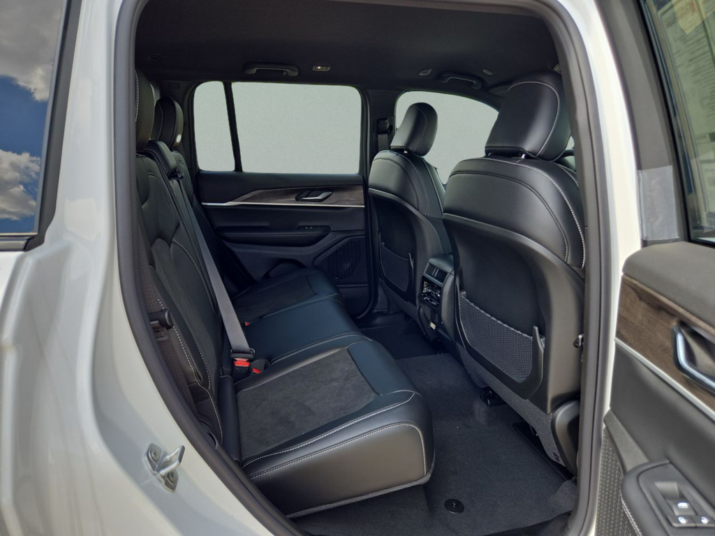 New 2026 Bright White Clear-Coat Exterior Paint Jeep Altitude image 34