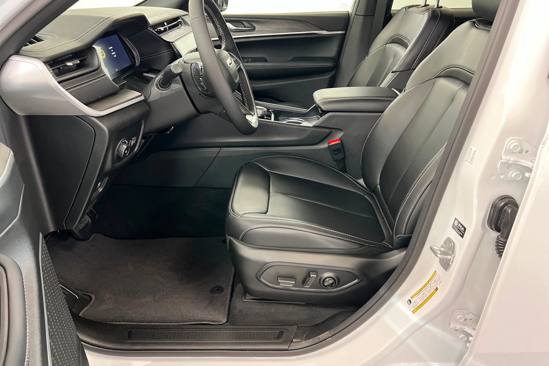 New 2026 Bright White Clear-Coat Exterior Paint Jeep Limited image 18
