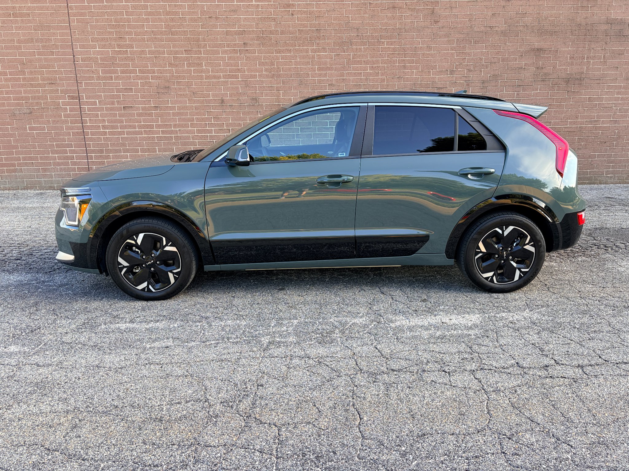 Used 2024 Cityscape Green Kia Wind image 2