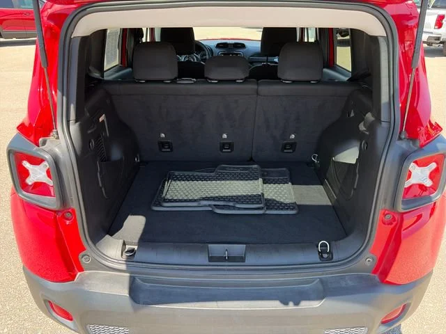 Used 2023  Jeep Latitude image 7