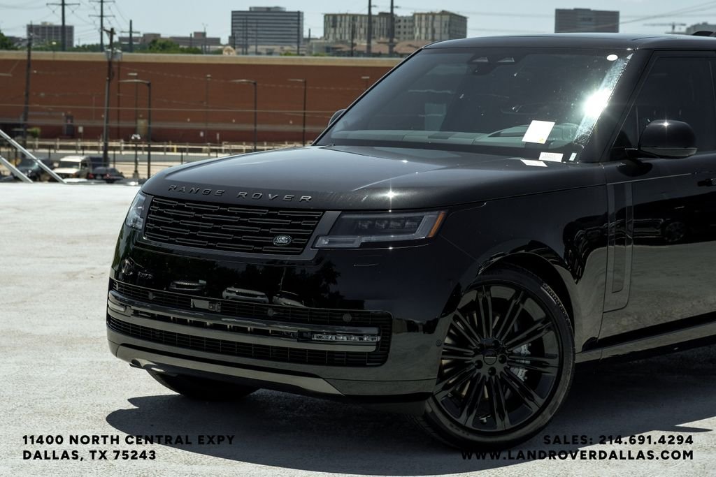 New 2026 Santorini Black Metallic Land Rover SE image 3