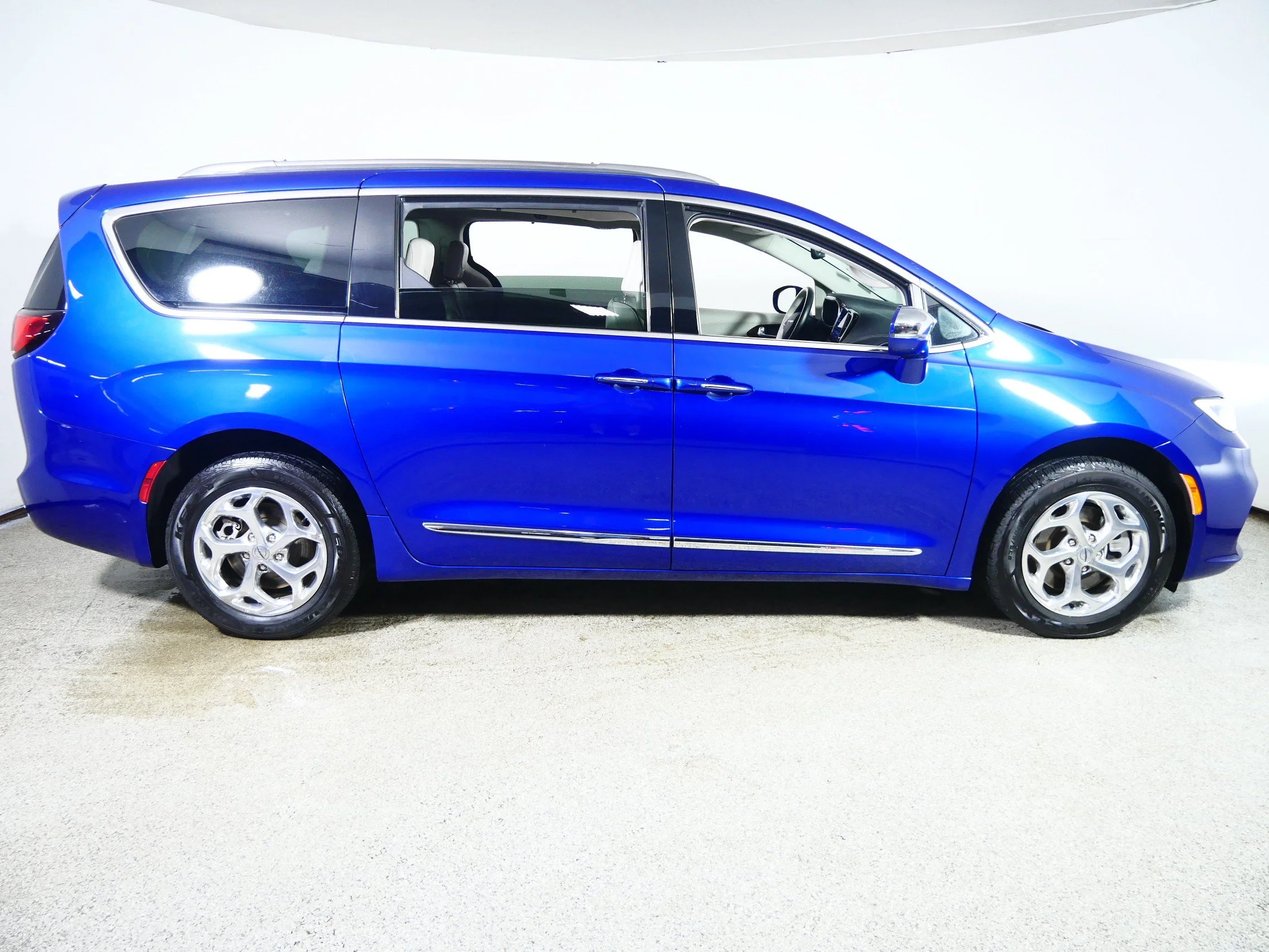 Used 2021 Fathom Blue Pearlcoat Chrysler Limited image 8