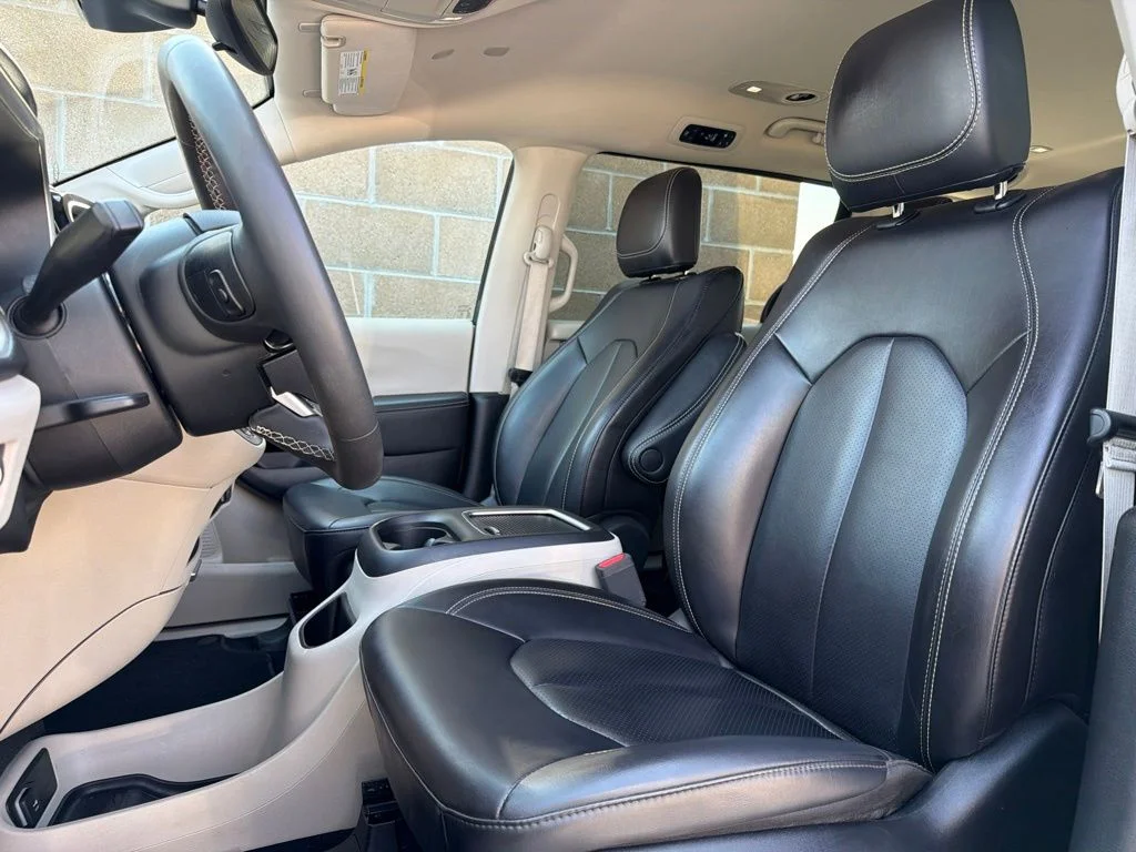 Used 2023 Black Chrysler Touring L image 9