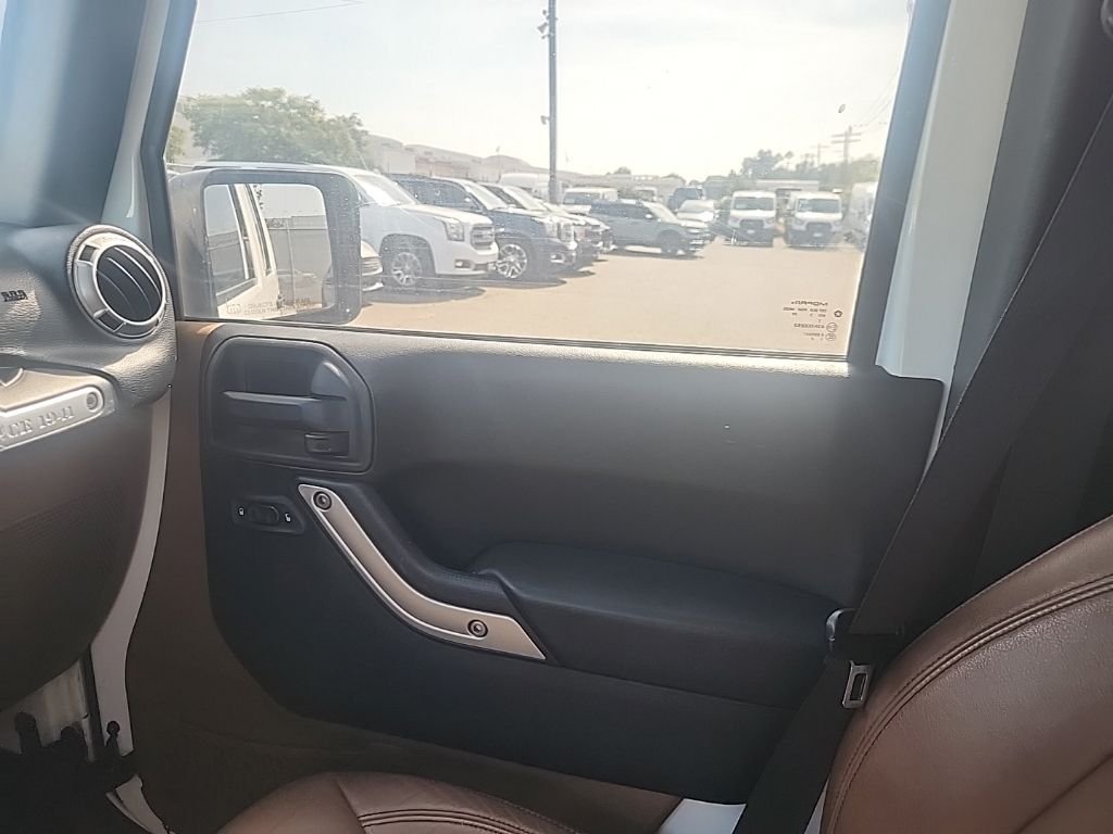 Used 2015 White Jeep Unlimited Rubicon image 25