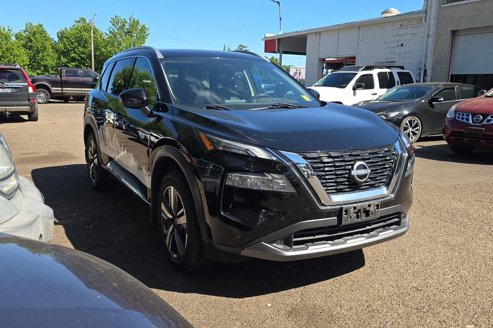 Used 2022 Super Black Nissan SL image 2