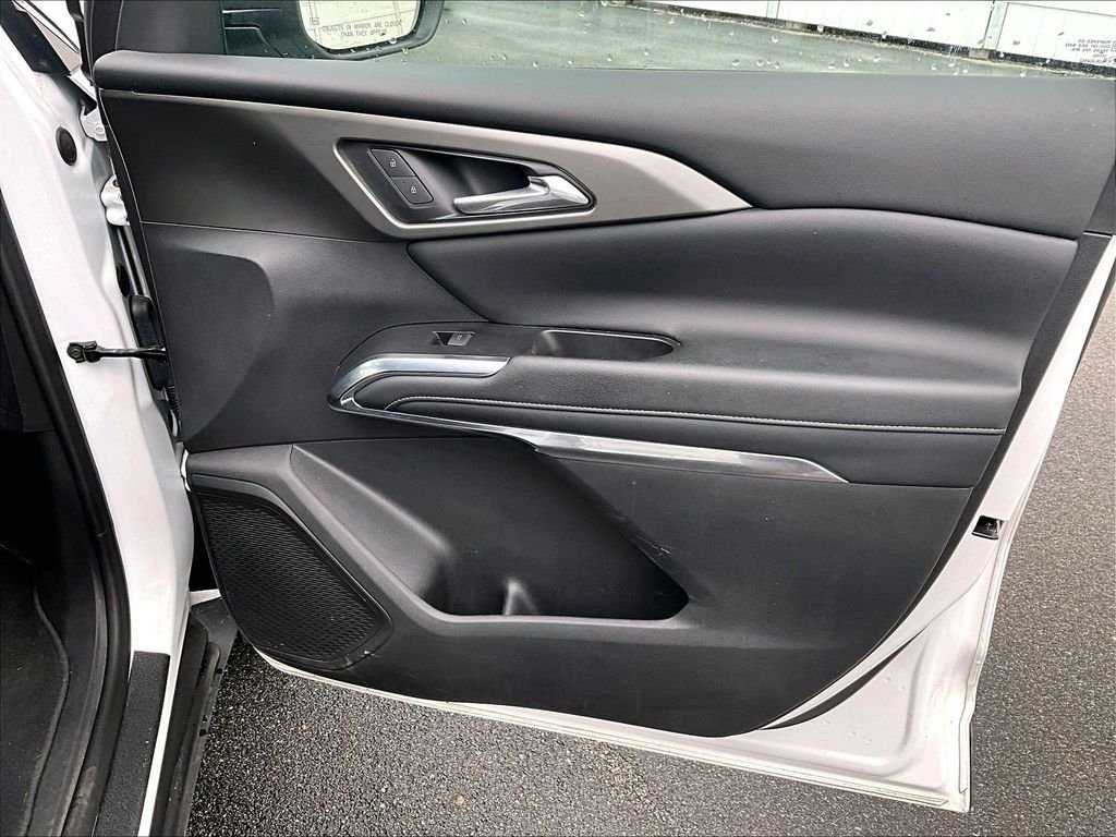 Used 2024 Summit White Chevrolet  image 12
