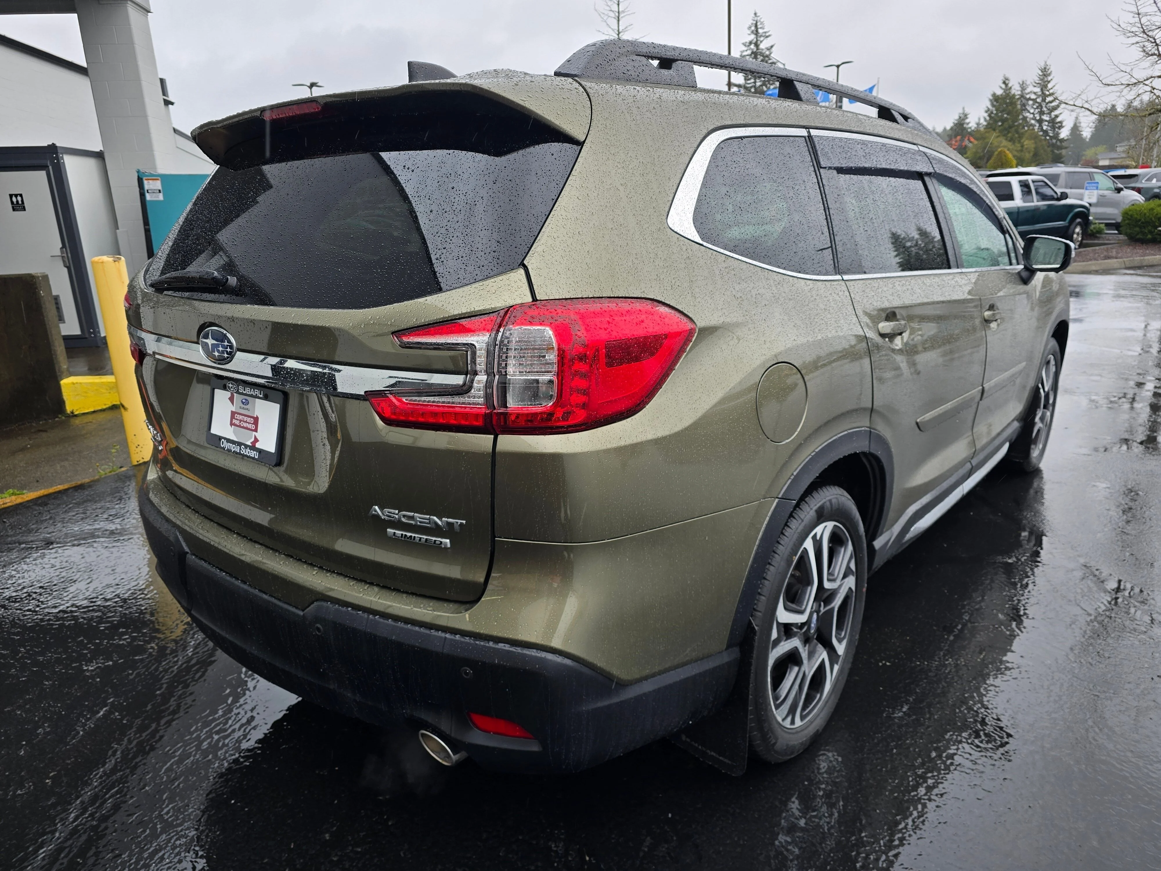Used 2023 Green Metallic Subaru Limited image 4