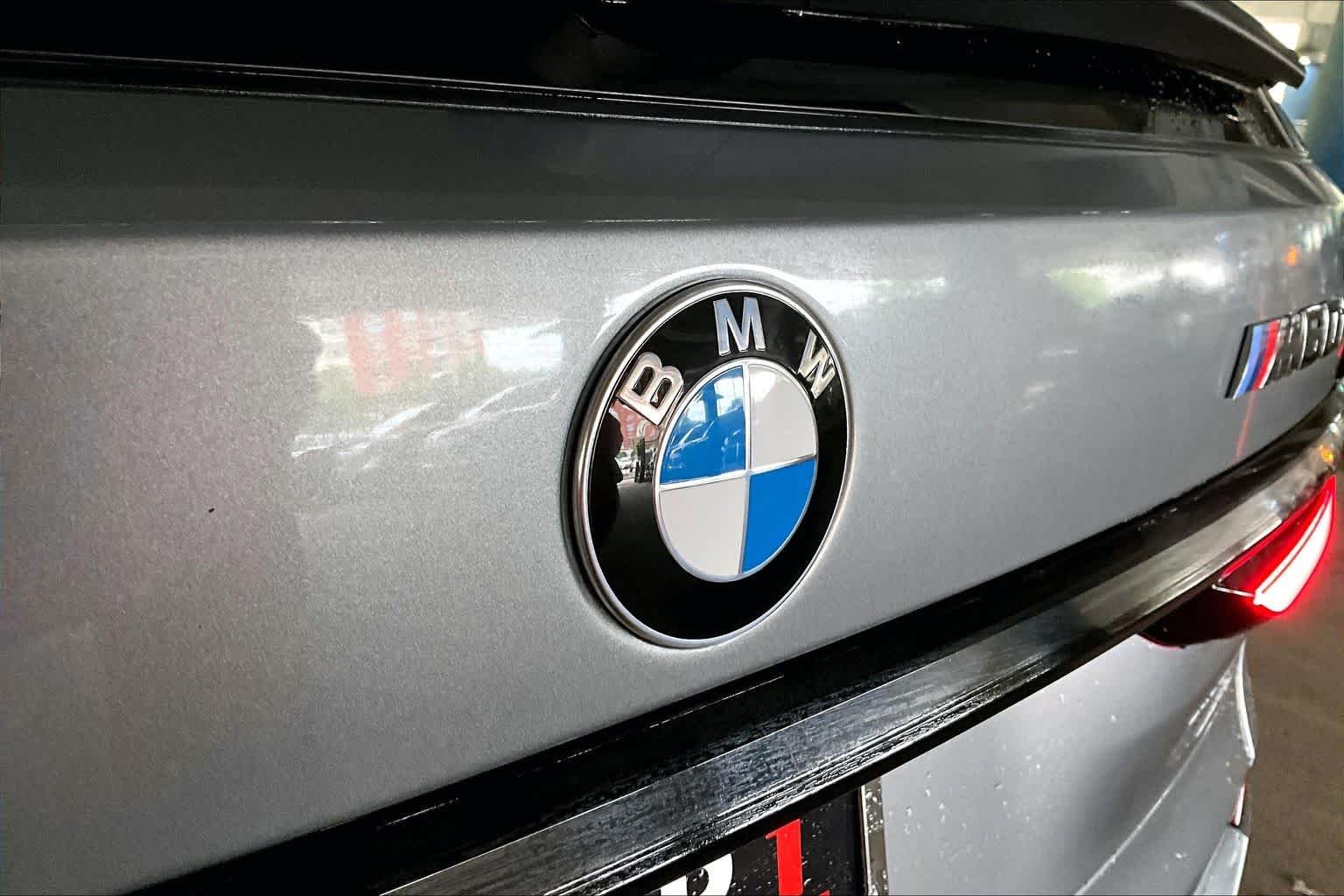 Used 2025 Skyscraper Grey Metallic BMW M60i image 30