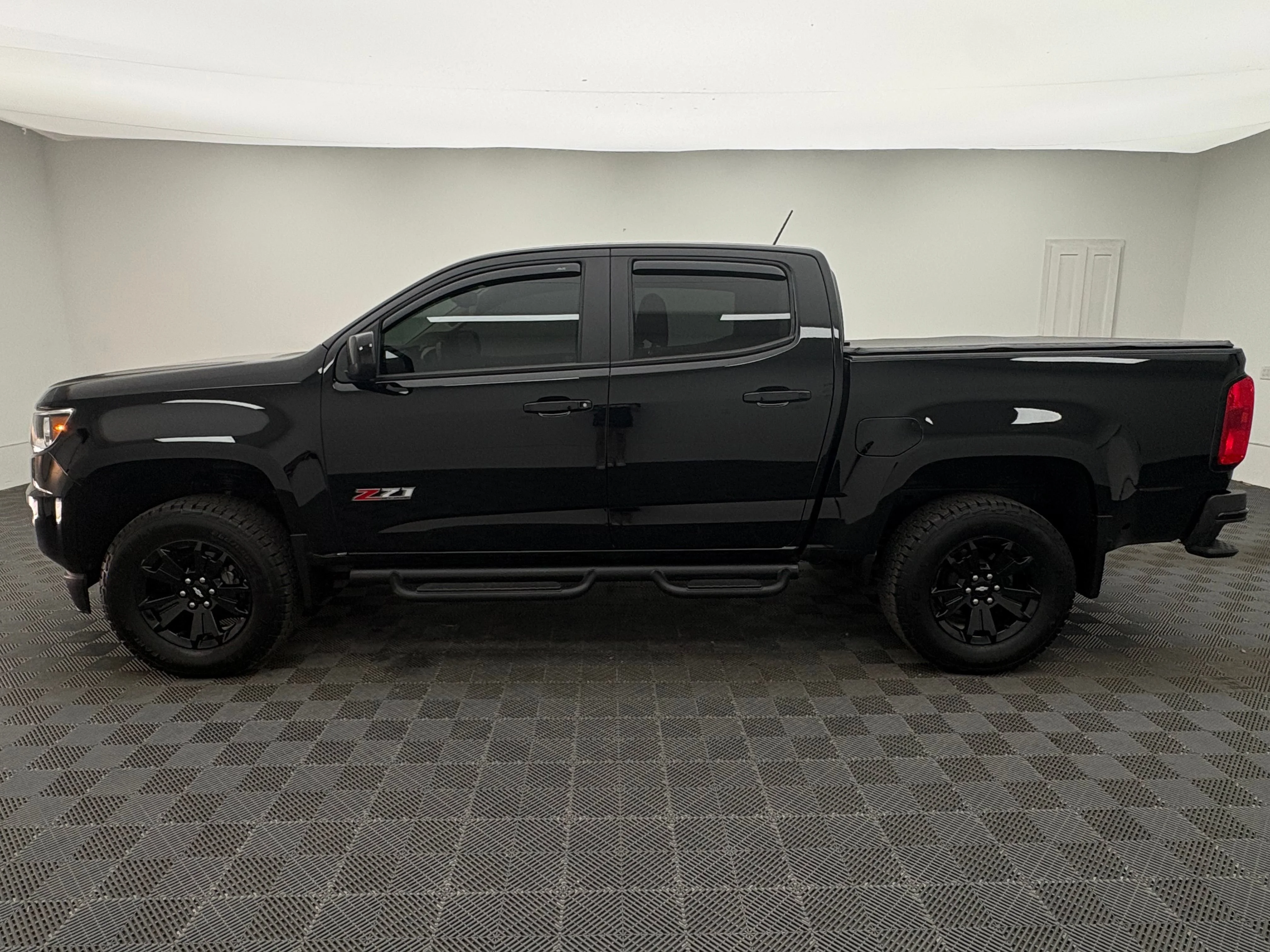 Used 2018 BLACK Chevrolet 4WD Z71 image 11