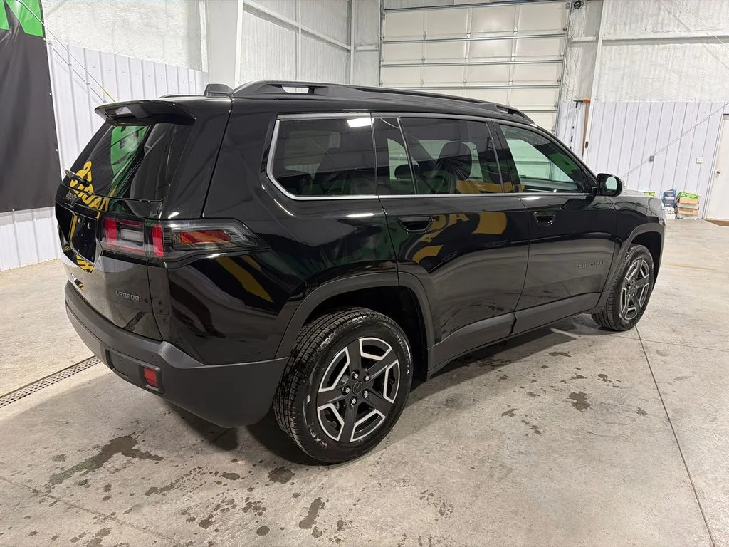 New 2026 Diamond Black Crystal Pearl-Coat Exterior Paint Jeep Laredo image 6
