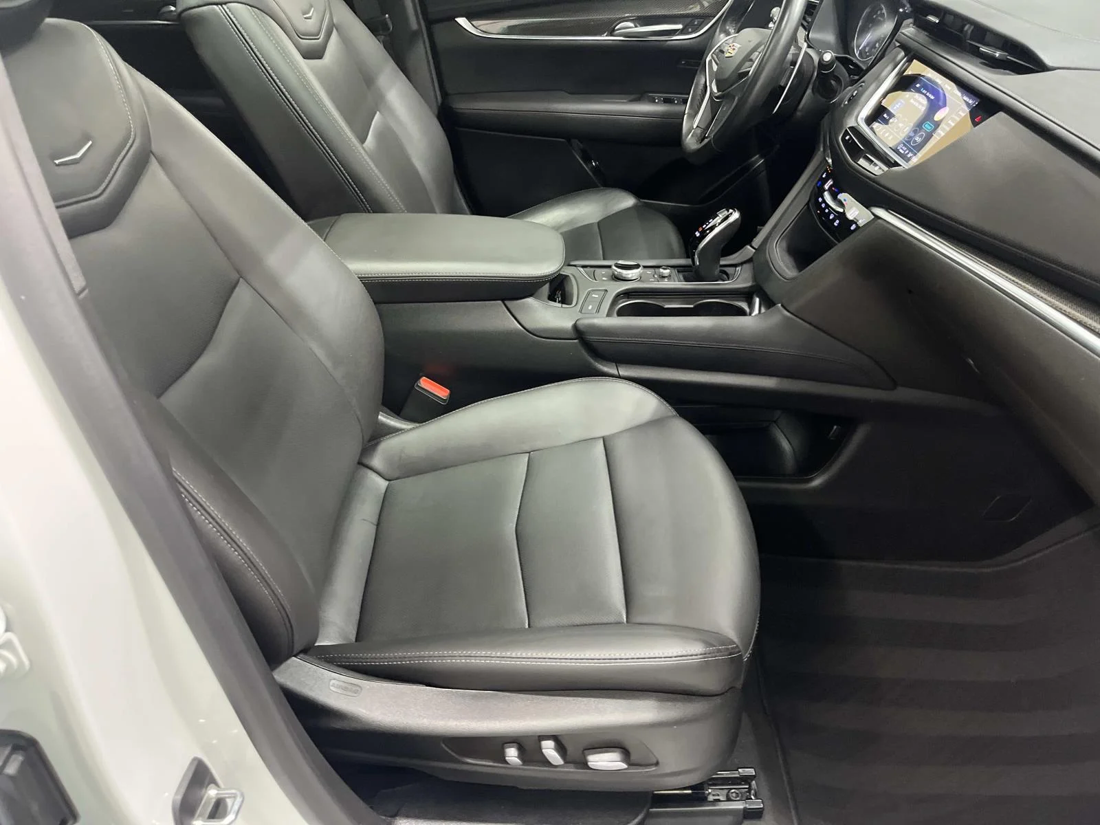 Used 2022 CRYSTAL WHITE TRICOAT Cadillac AWD Sport image 29