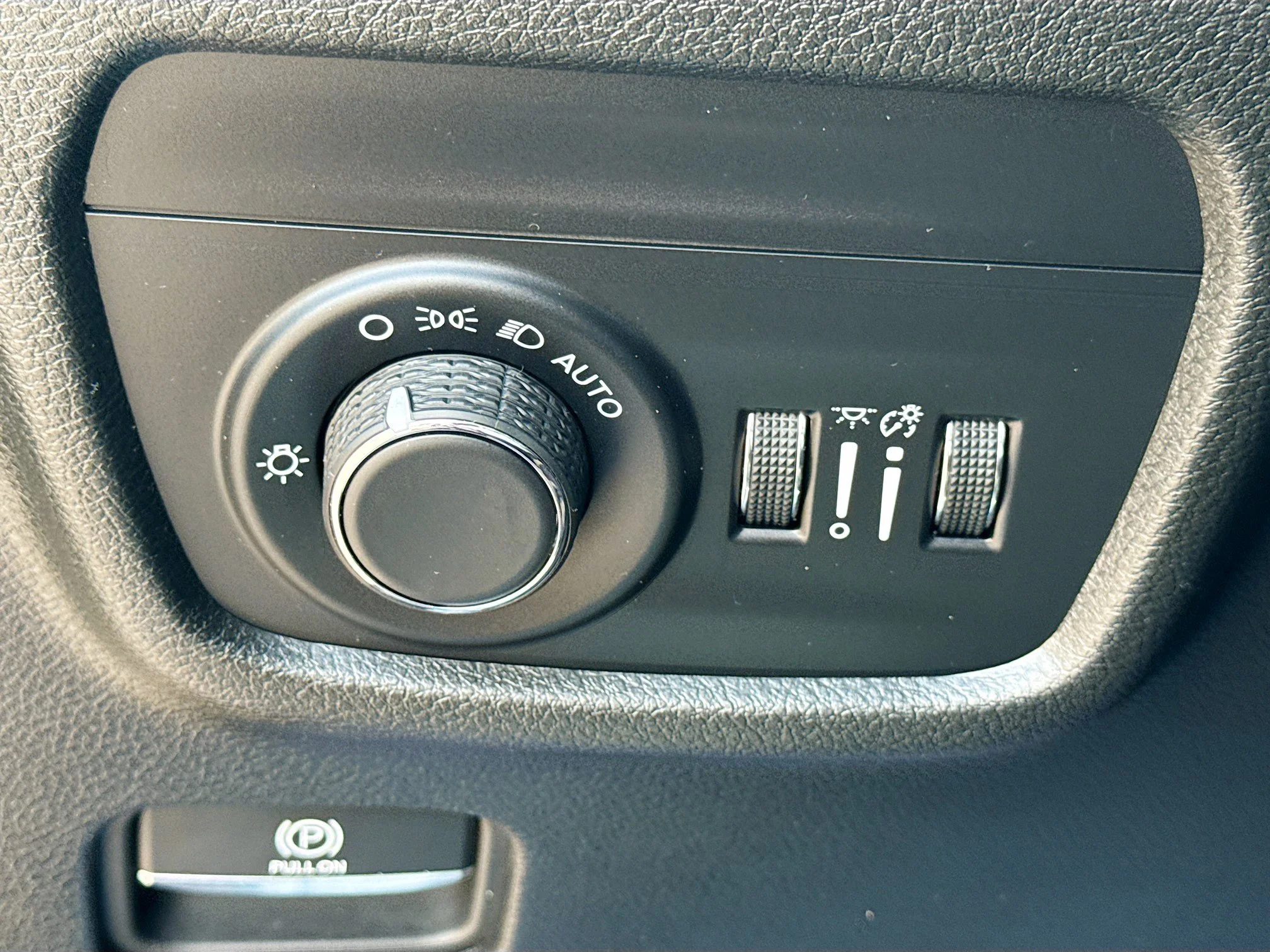 Used 2024 Diamond Black Crystal Pearlcoat Jeep Altitude X image 35