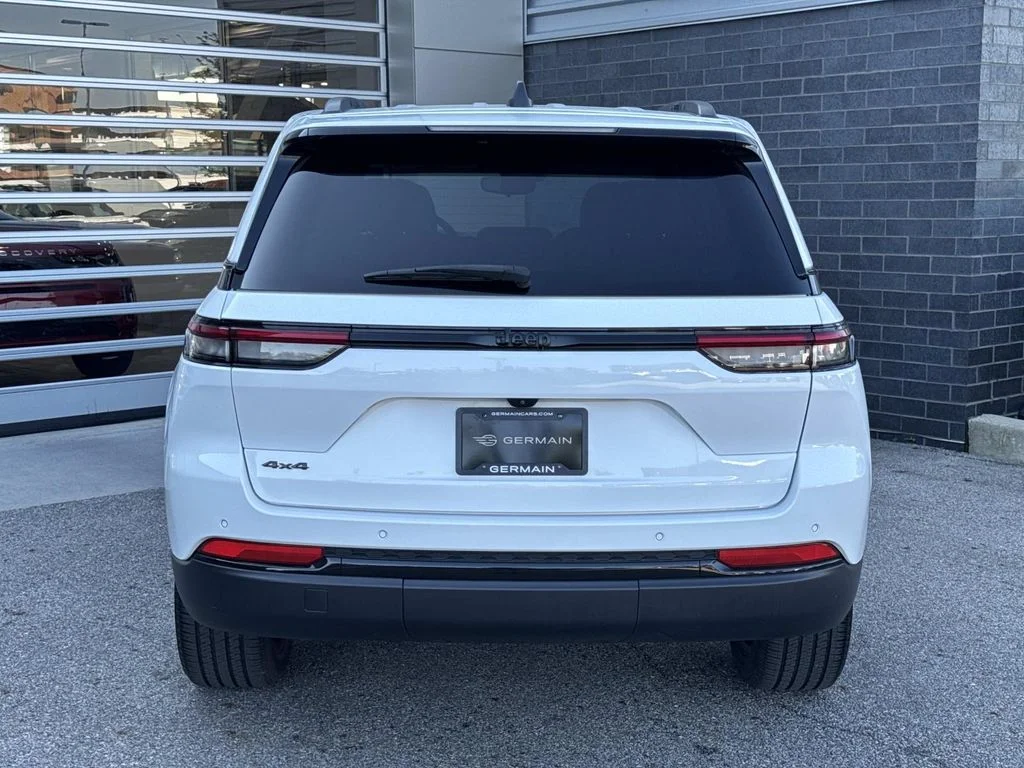 Used 2024 White Jeep Altitude image 5
