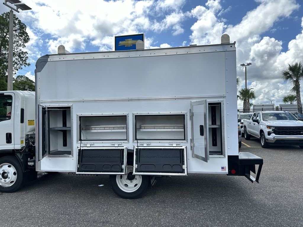 New 2024 Arc White Chevrolet MEDIUM ASH GRAY image 17