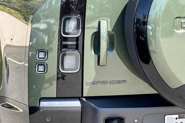 New 2026 Woolstone Green Land Rover X-Dynamic SE image 25