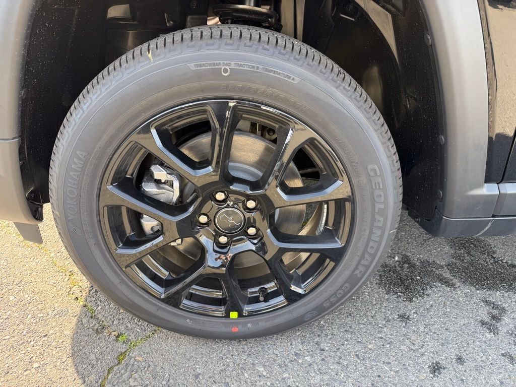New 2026 Diamond Black Crystal Pearl-Coat Exterior Paint Jeep Latitude image 27