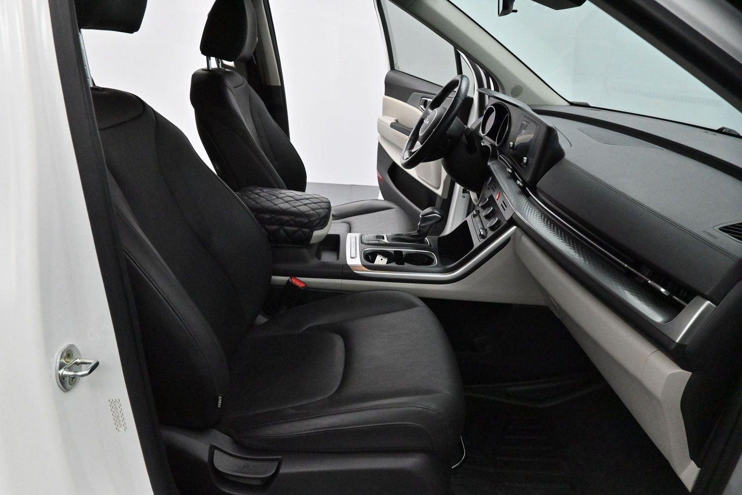 Used 2022 Snow White Pearl Kia LXS image 28