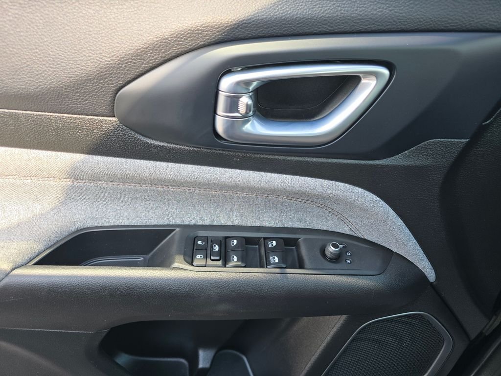 Used 2023 Black Jeep Latitude Lux image 27