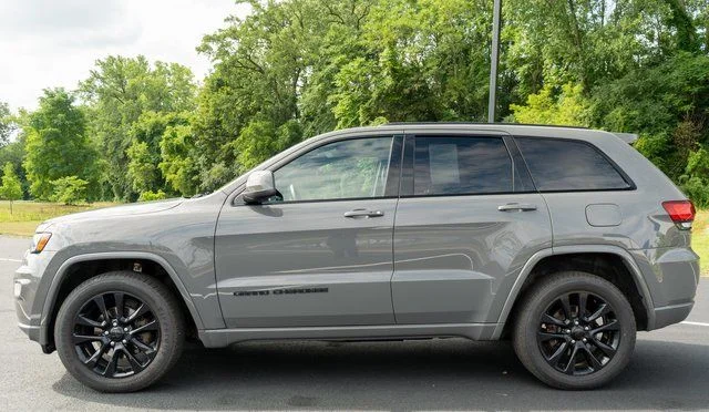 Used 2019 Gray Jeep Altitude image 9
