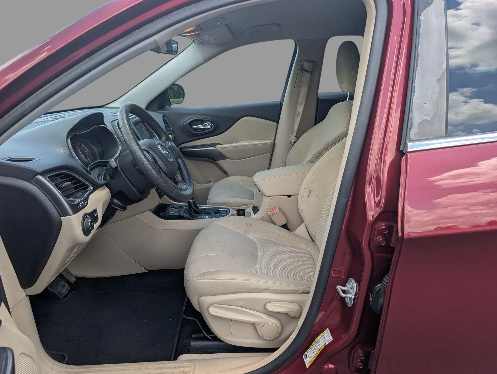 Used 2019 Velvet Red Pearlcoat Jeep Latitude image 12