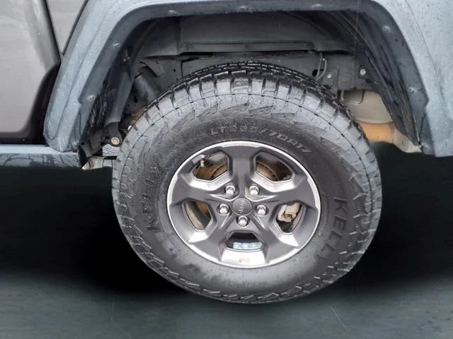 Used 2020 Gray Jeep Sport image 10