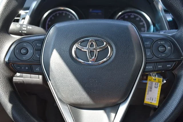Used 2018 Silver Toyota LE image 18