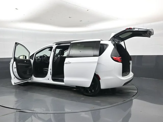 New 2027 Bright White Clear-Coat Exterior Paint Chrysler Limited image 48