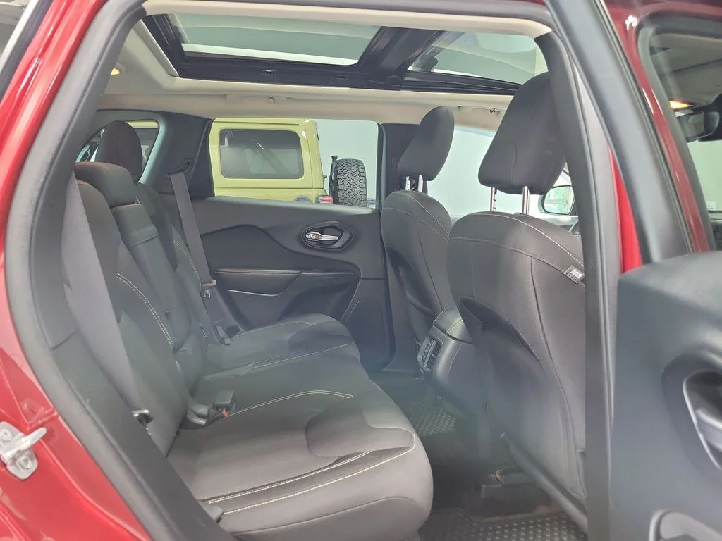 Used 2015 Red Jeep Latitude image 12