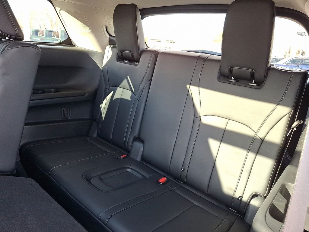 New 2026 RADIANT WHITE INFINITI Luxe AWD image 7