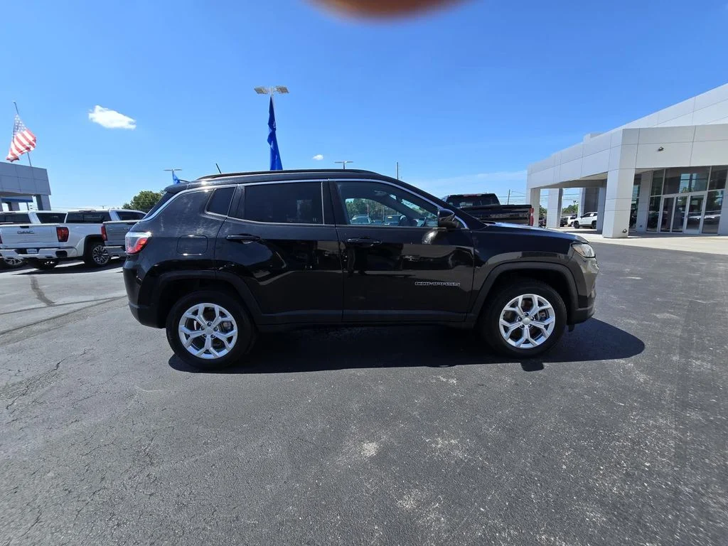 Used 2024 Diamond Black Crystal Pearlcoat Jeep Latitude image 8