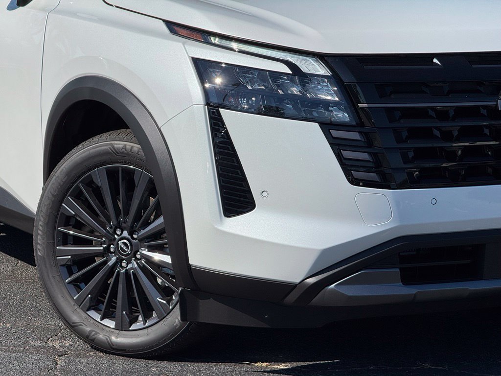 New 2026 White Nissan SL image 7